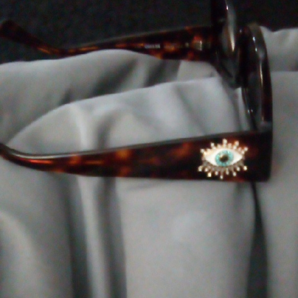 Tortoise Shell Sunglasses with Eye Detail